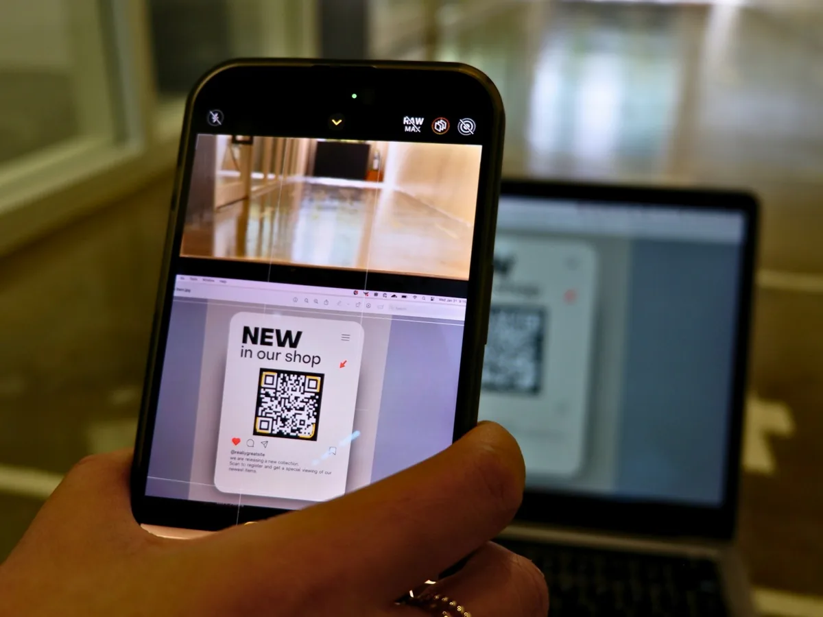 휴대폰 카메라로 QR 코드를 찍는 모습
